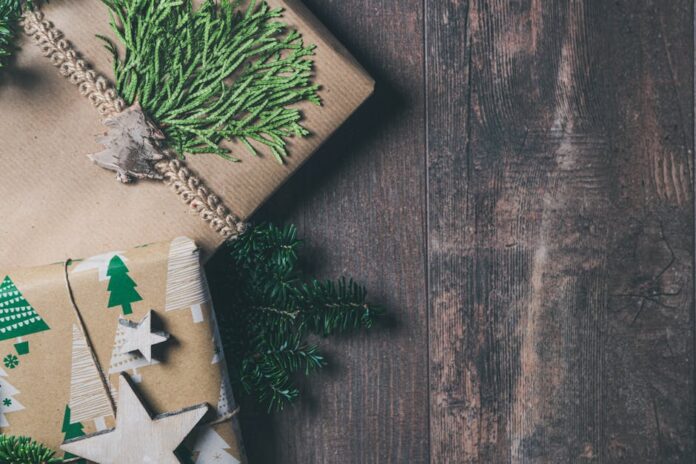 keinachtsbaum - Beautifully wrapped Christmas gifts with natural elements and rustic decor on wooden