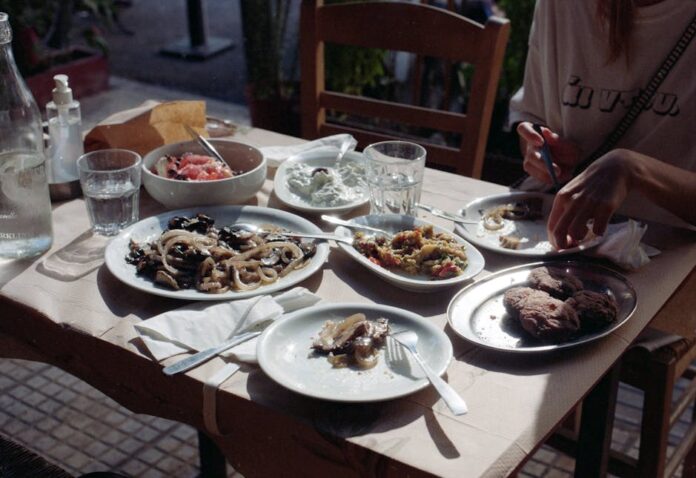 kymata modern griechisches restaurant münchen - Cozy outdoor dining with a variety of Greek dishes s