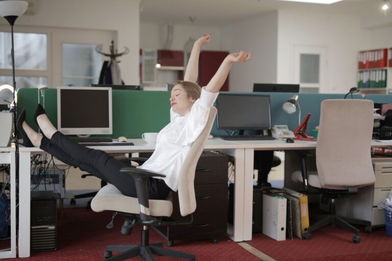 Rückenschmerzen im Büro vorbeugen: Was wirklich hilft